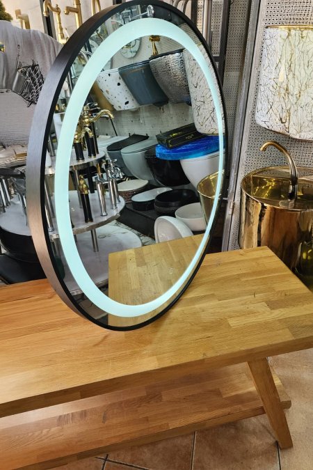 مرآة بيضاوية بإضاءة أمامية وإطار ستيل مصقول